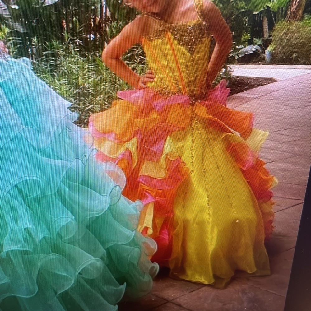 Pageant dress for sale Size 4 in little girls. Offers are always welcomed - Picture 4 of 4
